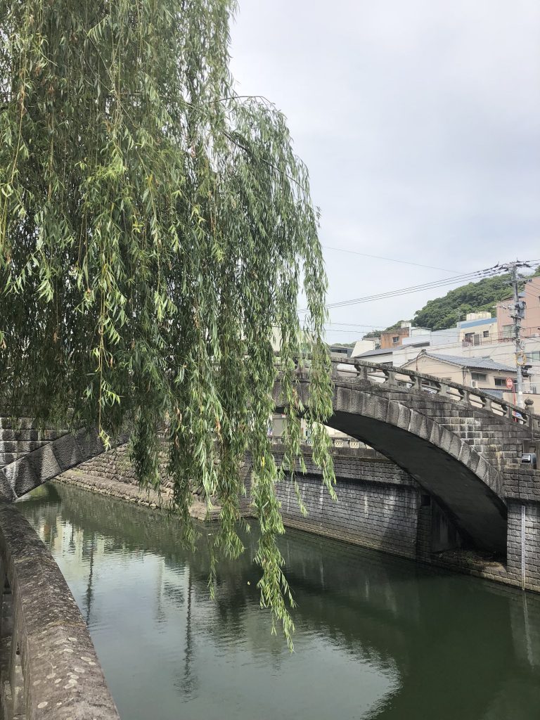 柳とアーチ橋