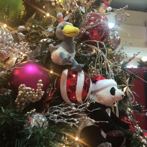上野駅のクリスマスツリー ハシビロコウ