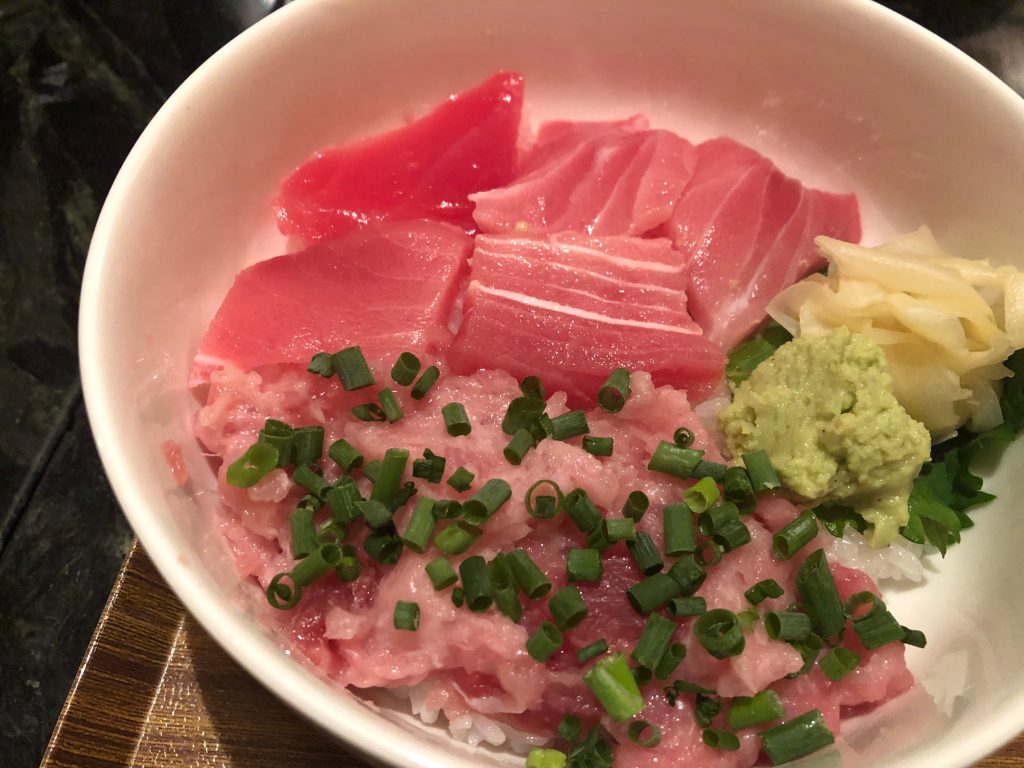 マグロの2色丼(鉄火とネギトロ)