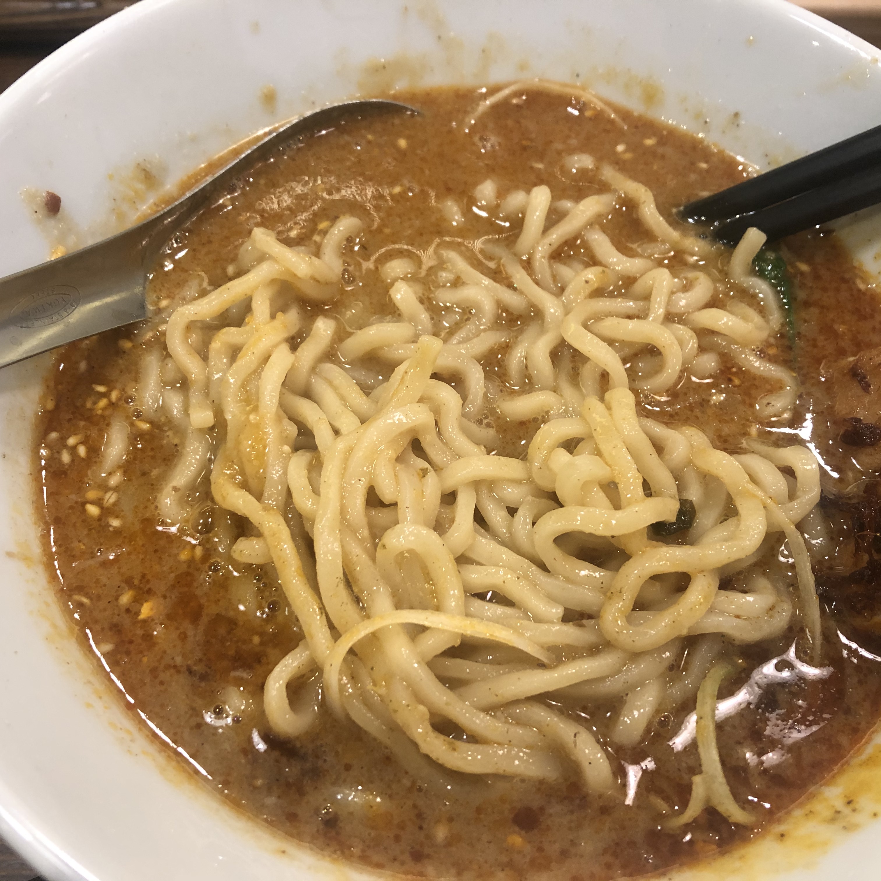 担々麺　麺は太麺