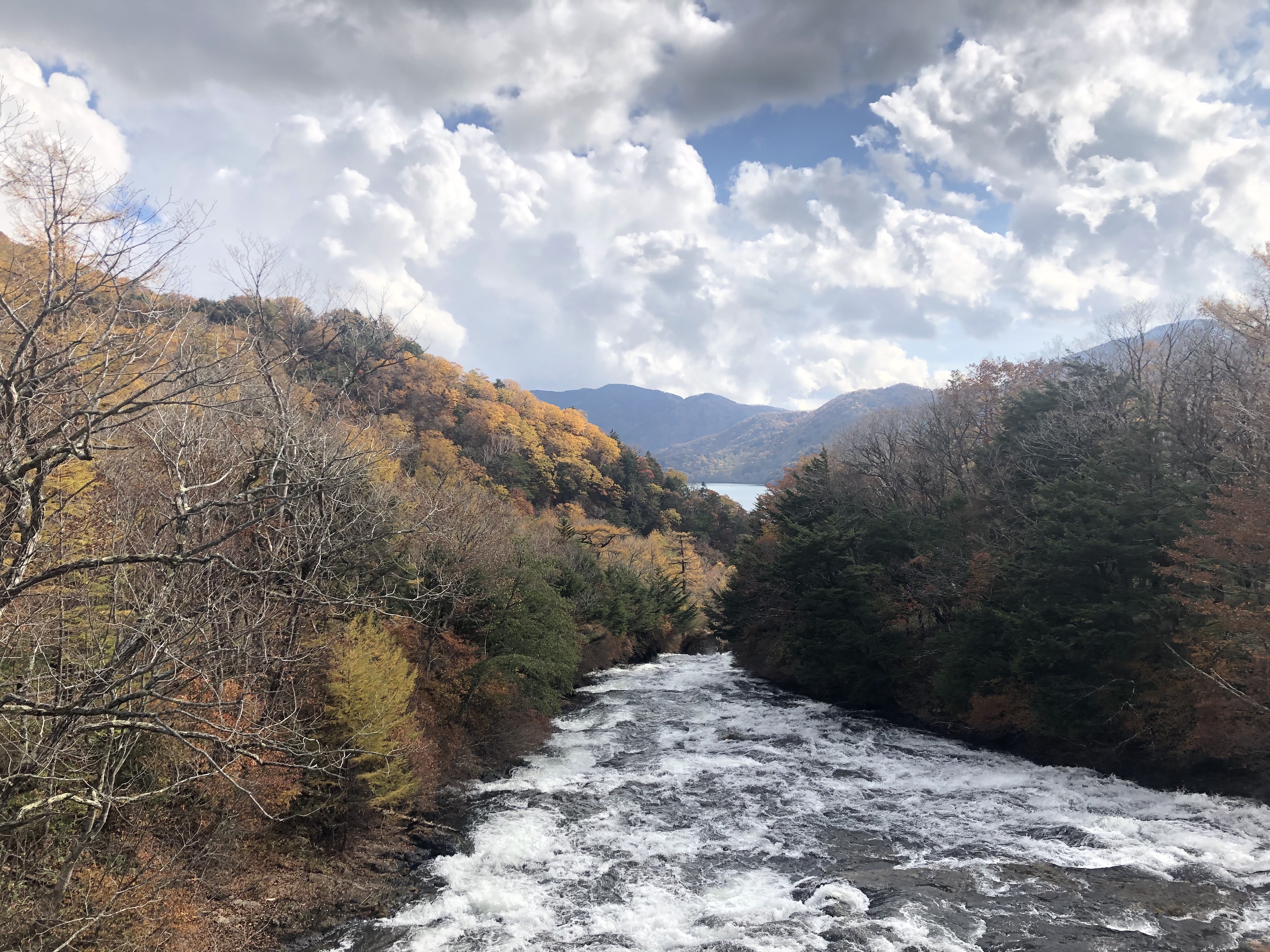 竜頭ノ滝の上から中禅寺湖を望む