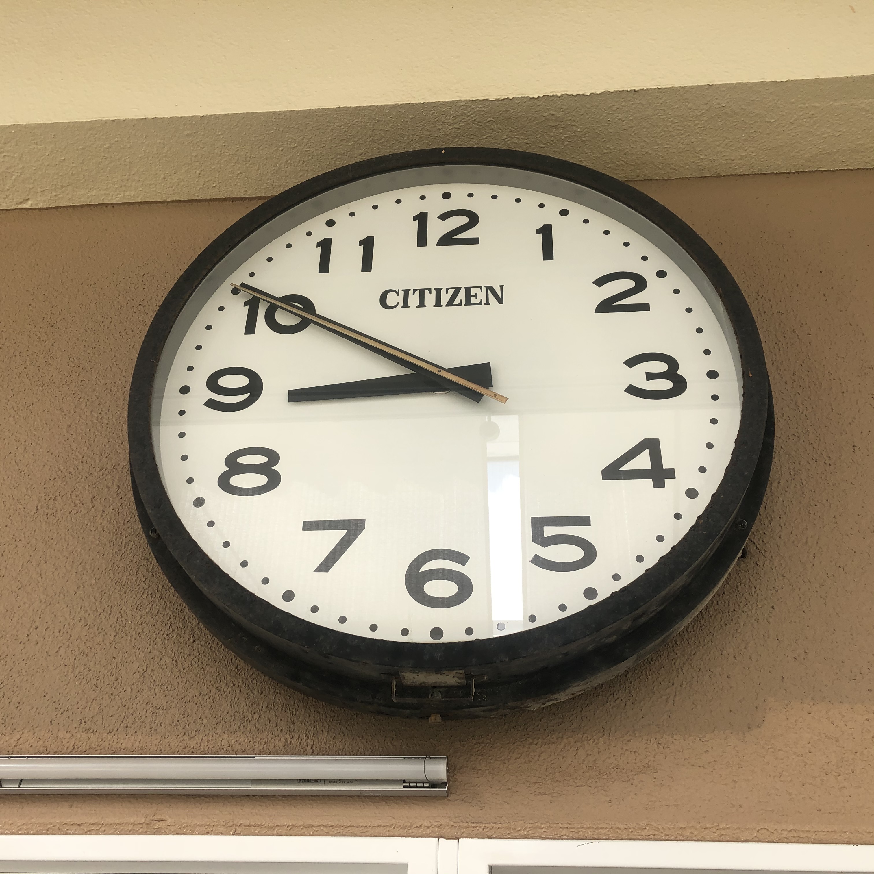 古い大きな時計 まわりが朽ちてきている