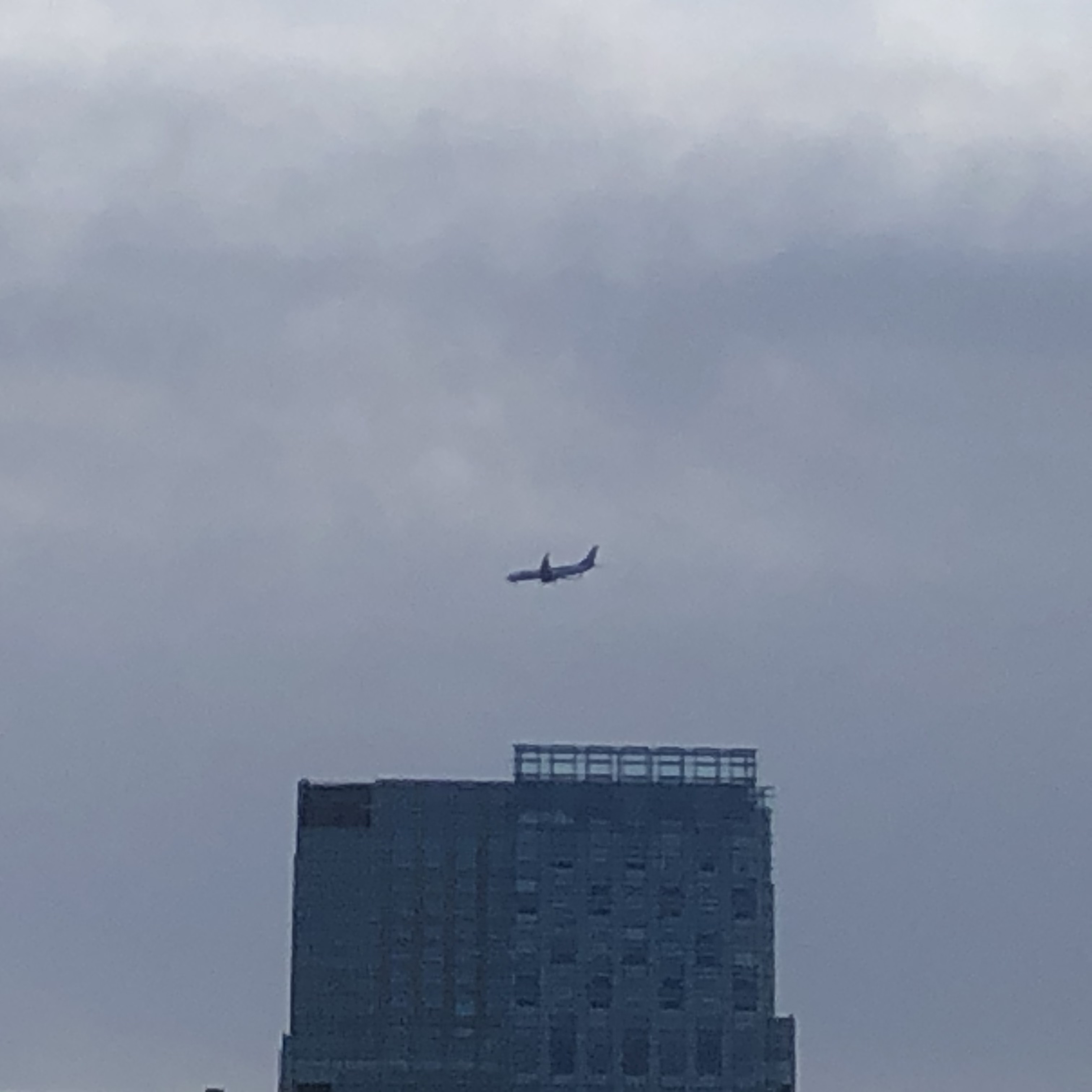 ミッドタウンの上に見える飛行機