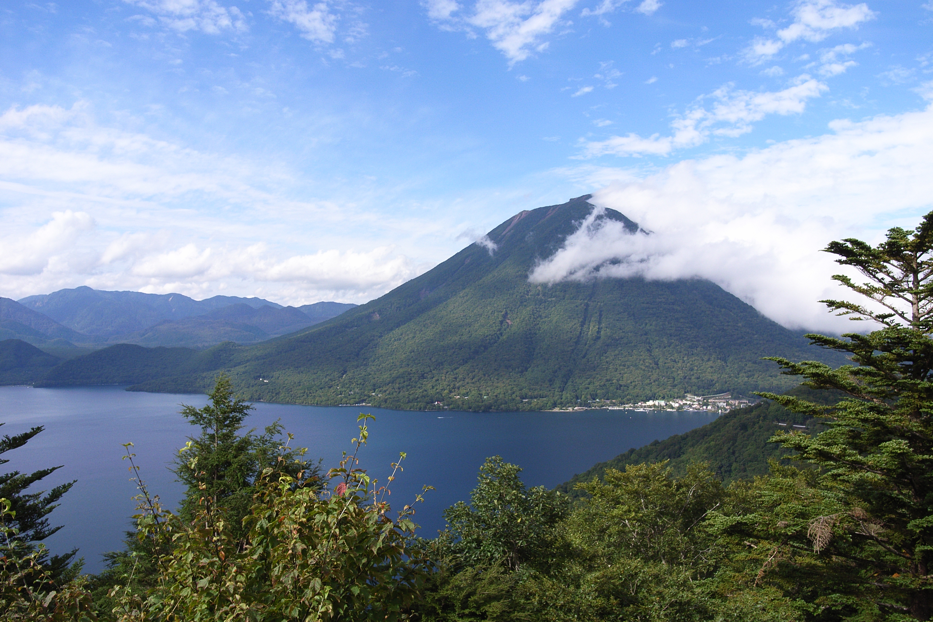 中禅寺湖と男体山