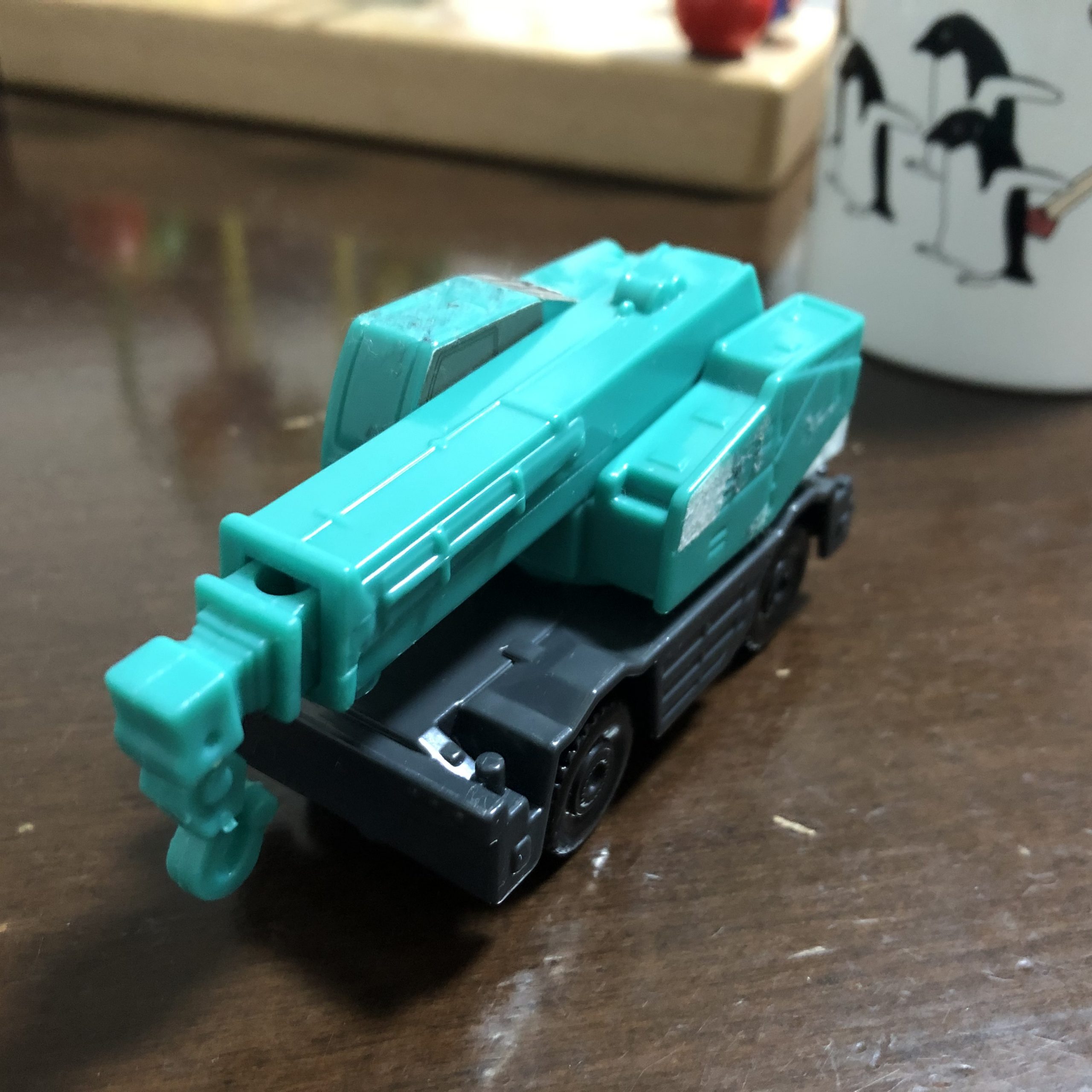 クレーン車はあっさりとシールを剥がされた。