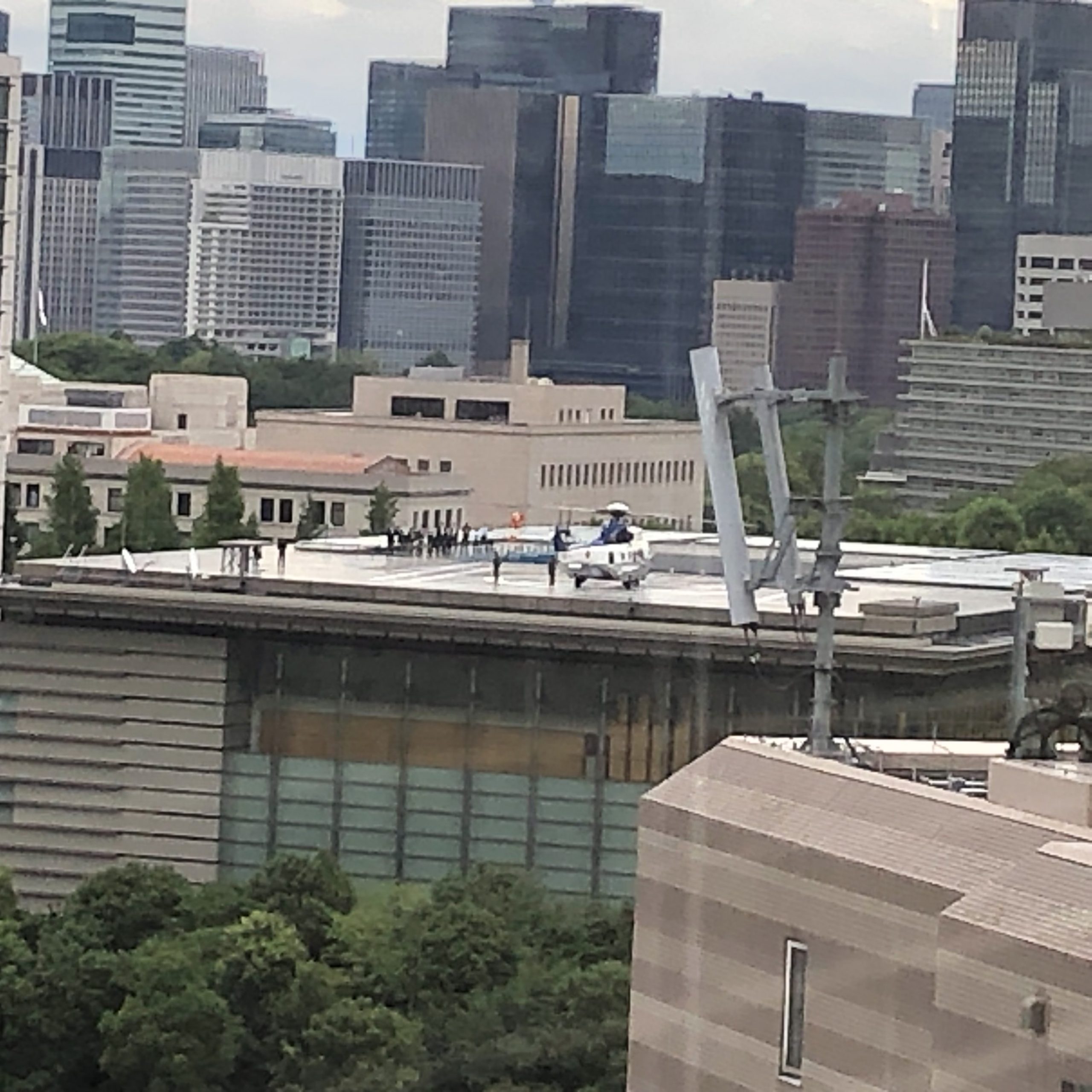 官邸に政府専用ヘリがいた