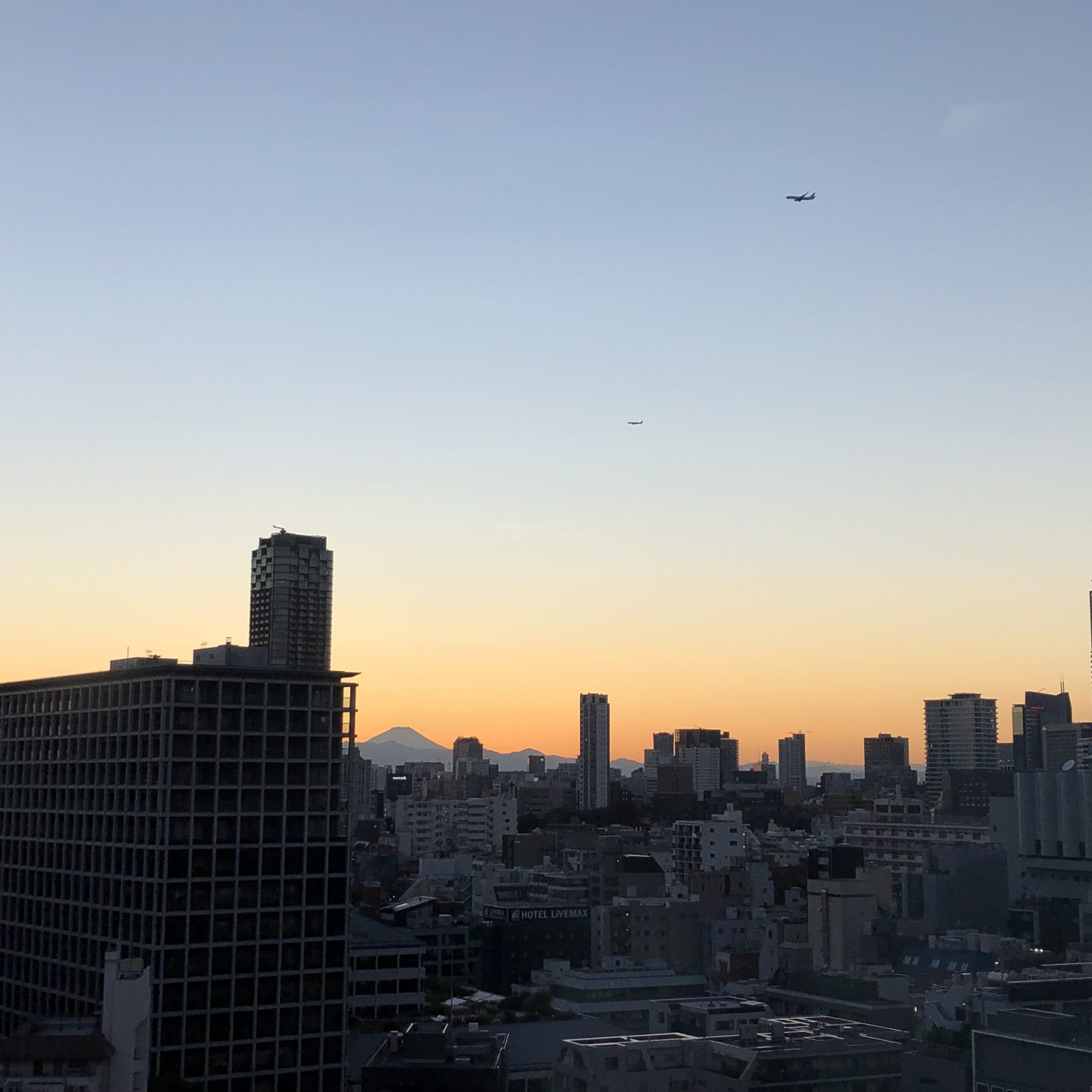 夕焼けの富士山と飛行機