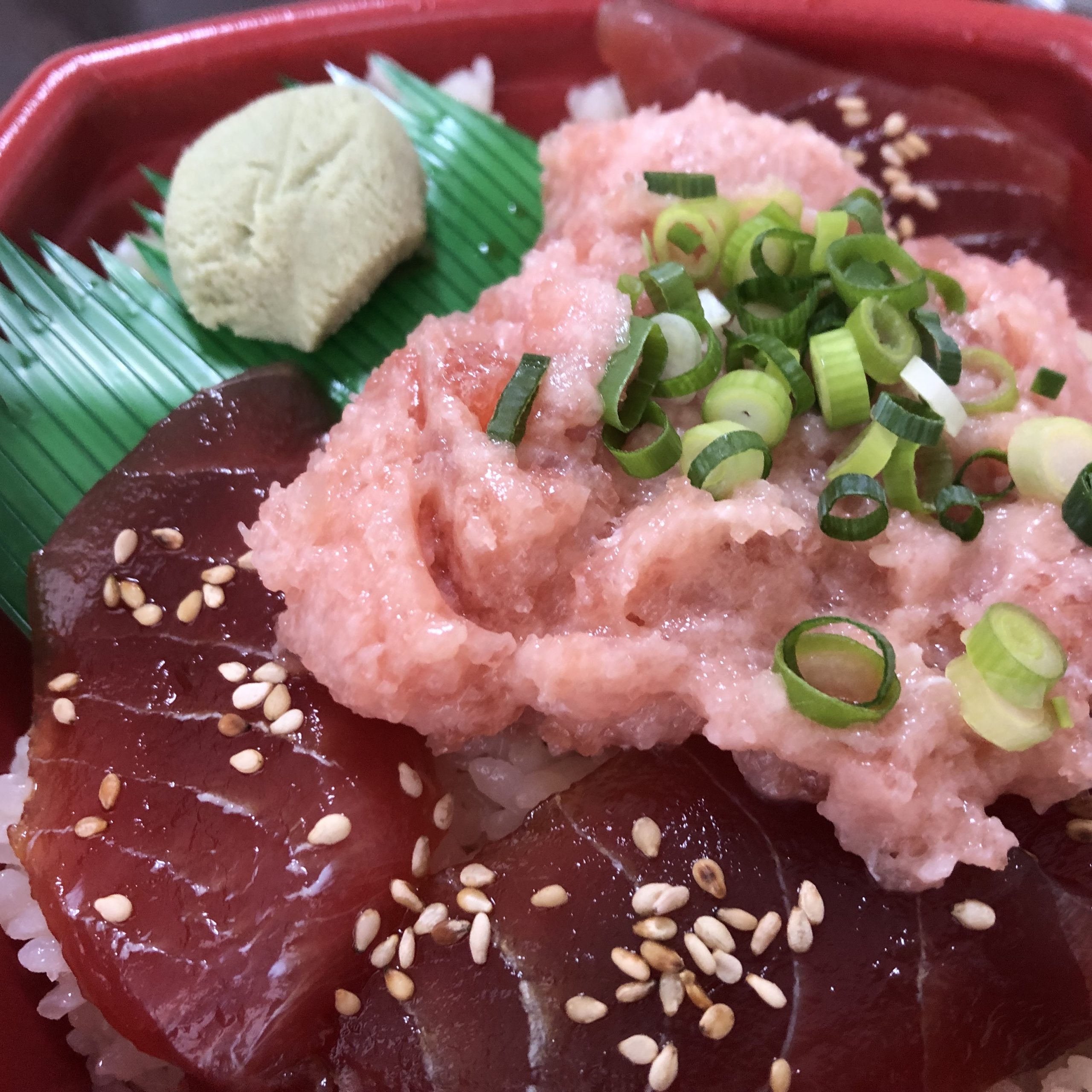 ランチ：丼丸のヅケマグロとネギトロ丼（2021/12/7）