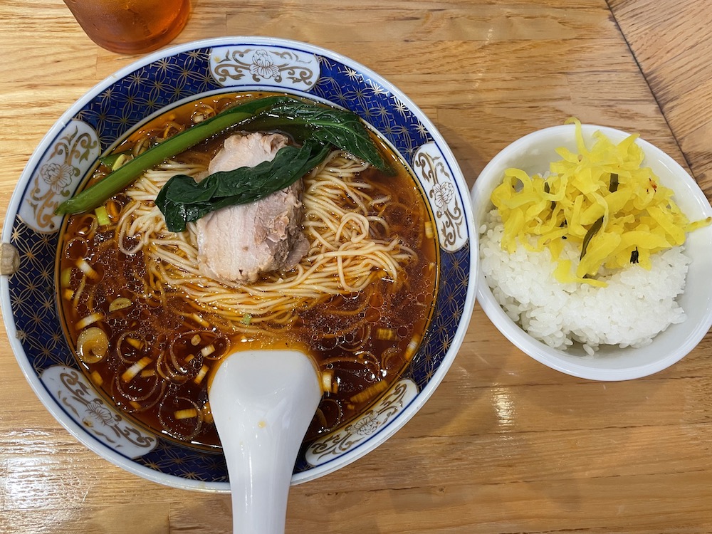 さんほんめん　透き通ったスープで、辛くて酸っぱいラーメン　と　ライス