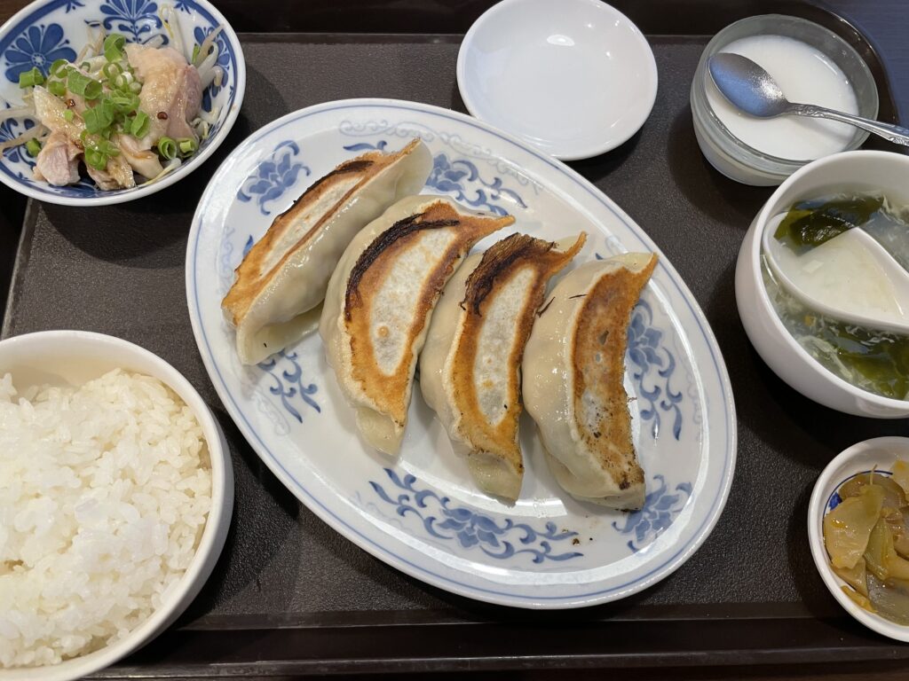 大きな餃子の定食