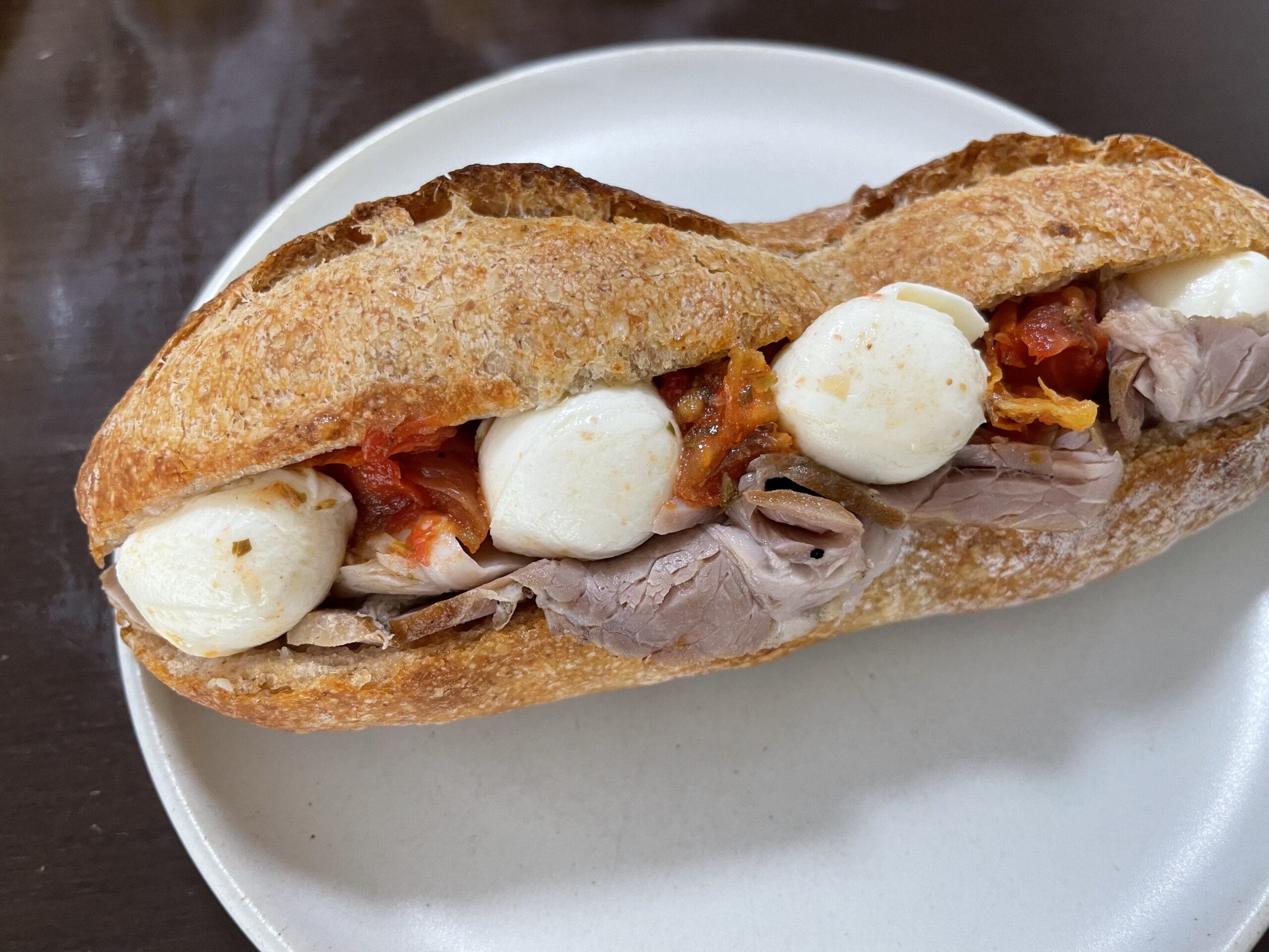 カモベーカリーのハムとドライトマトとチーズのサンドイッチ