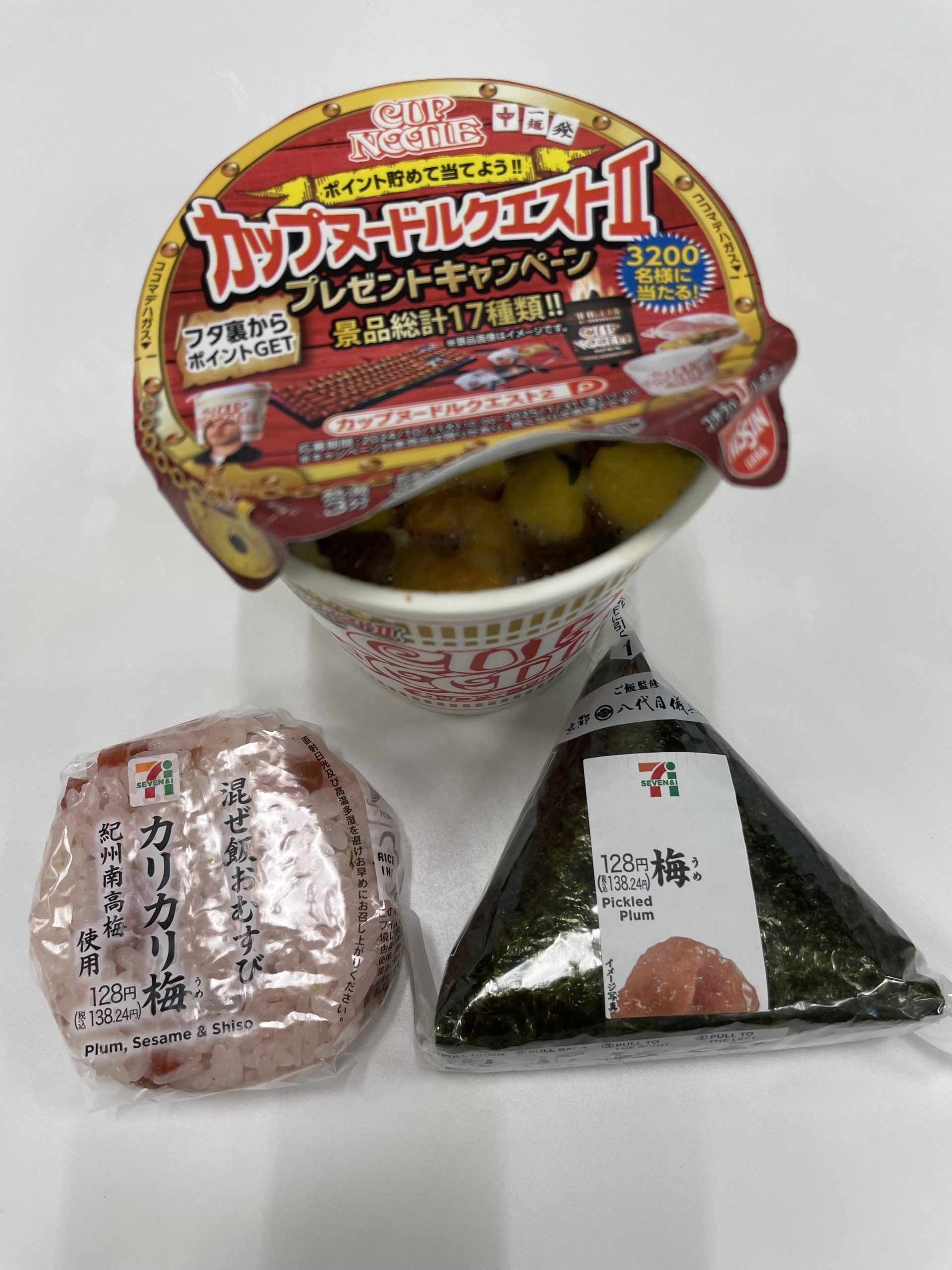 ランチ：カップヌードルとおにぎり（2024/10/18）
