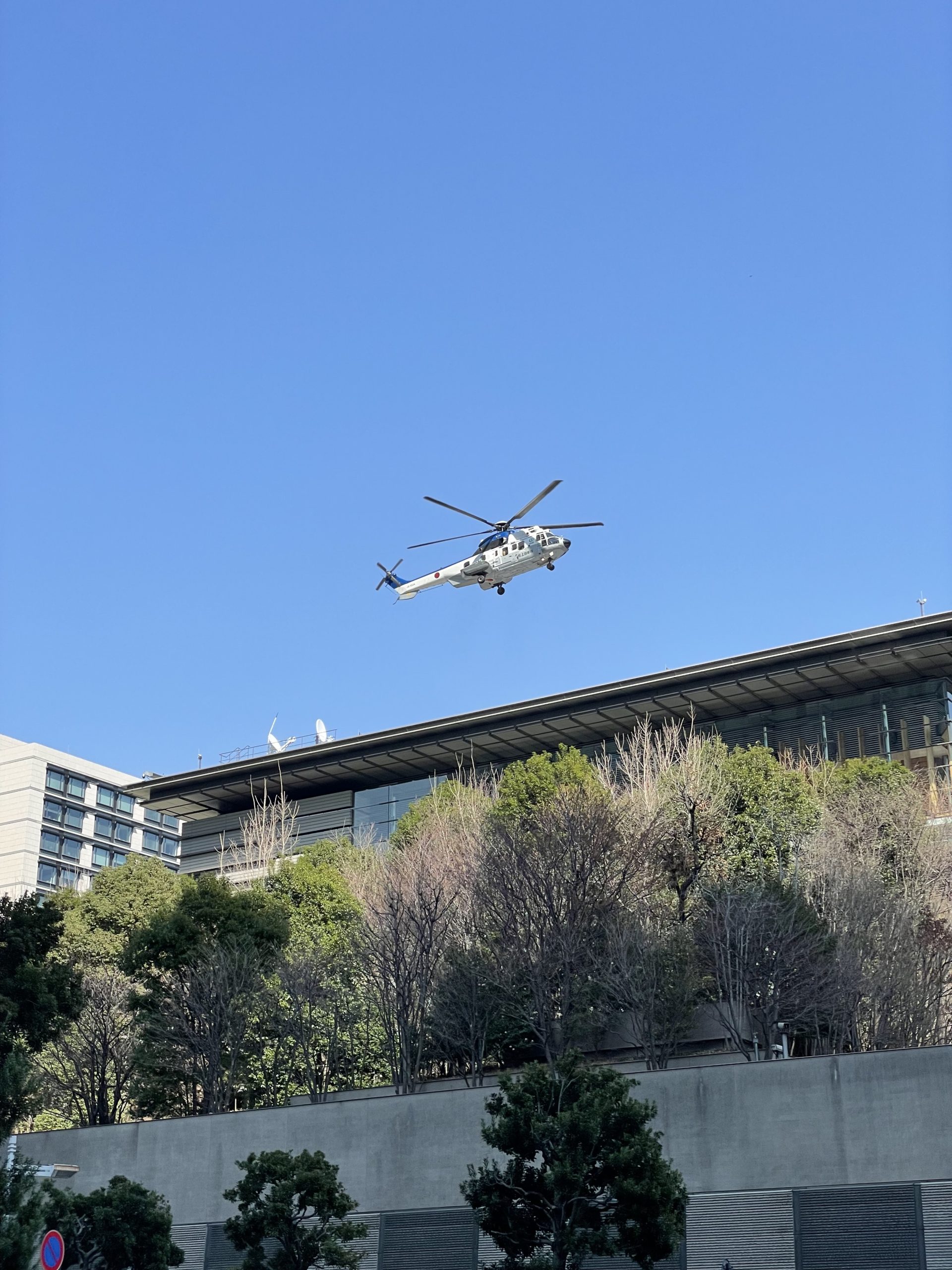 官邸にヘリが離発着していた