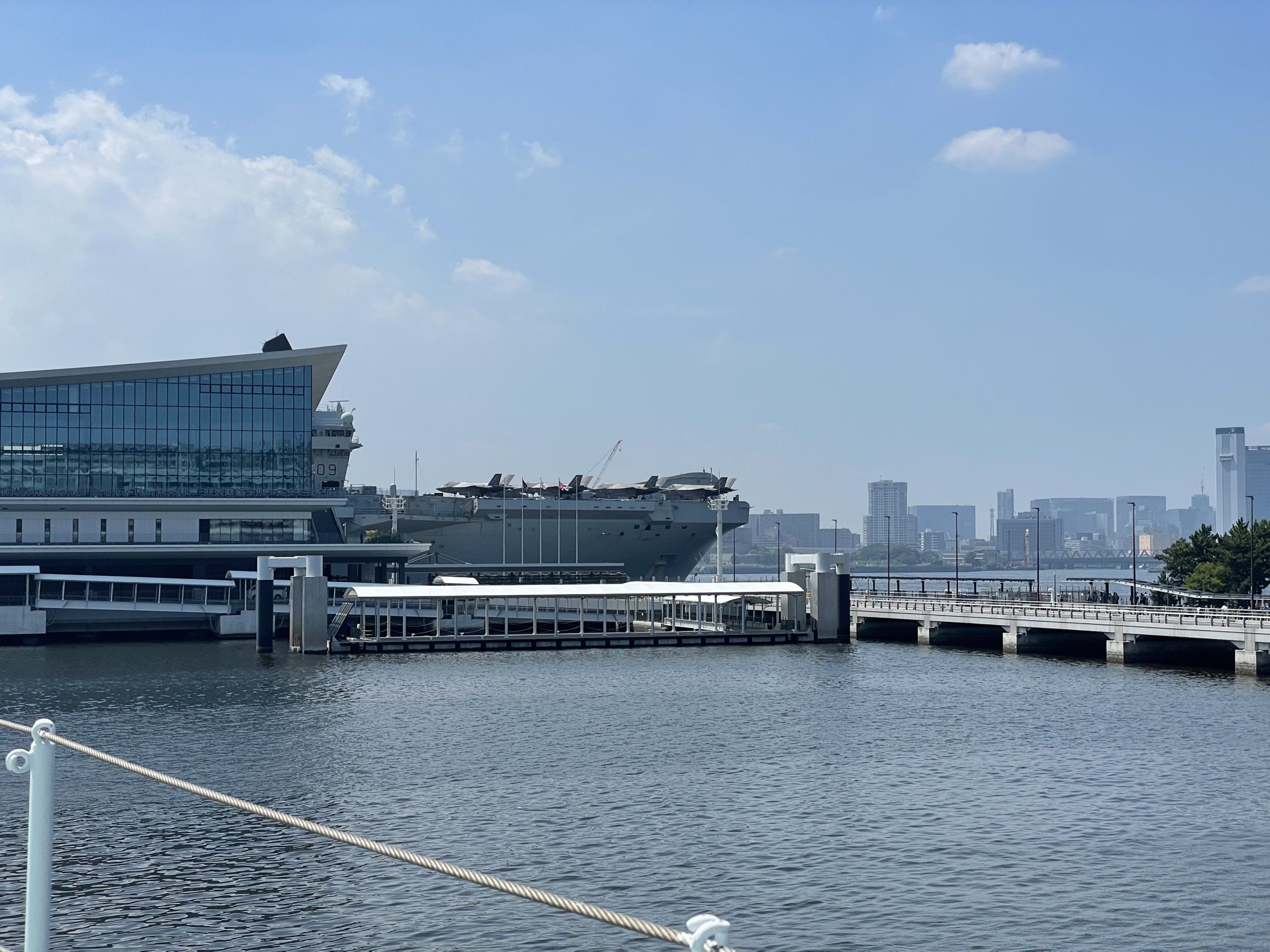 プリンス・オブ・ウェールズを遠くから見てきた。