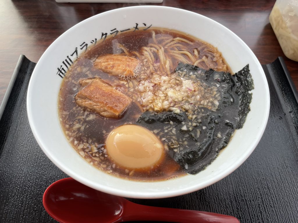 黒いスープの醤油ラーメン
