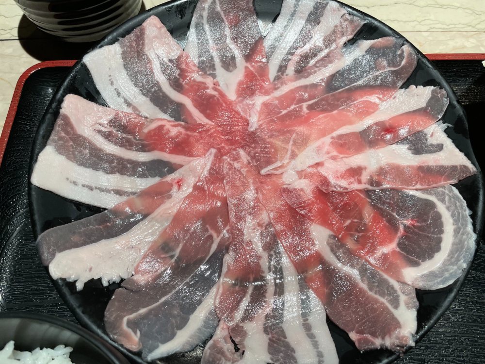 薄切りのしゃぶしゃぶの豚肉