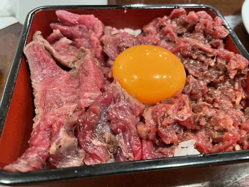 ローストビーフとユッケが半々で乗せられたご飯