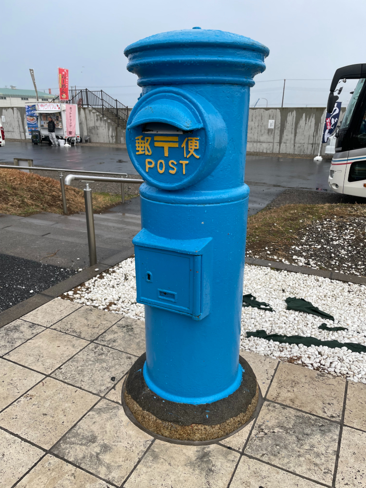 青い色の細長いポスト