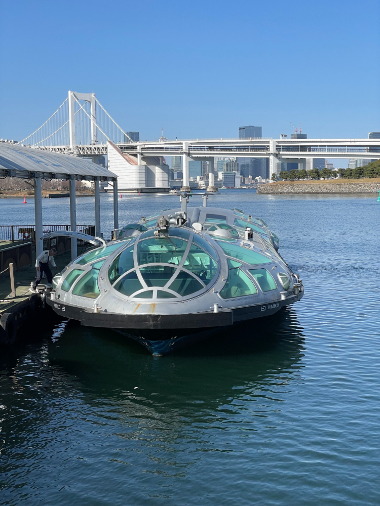 未来の宇宙船のような水上バス