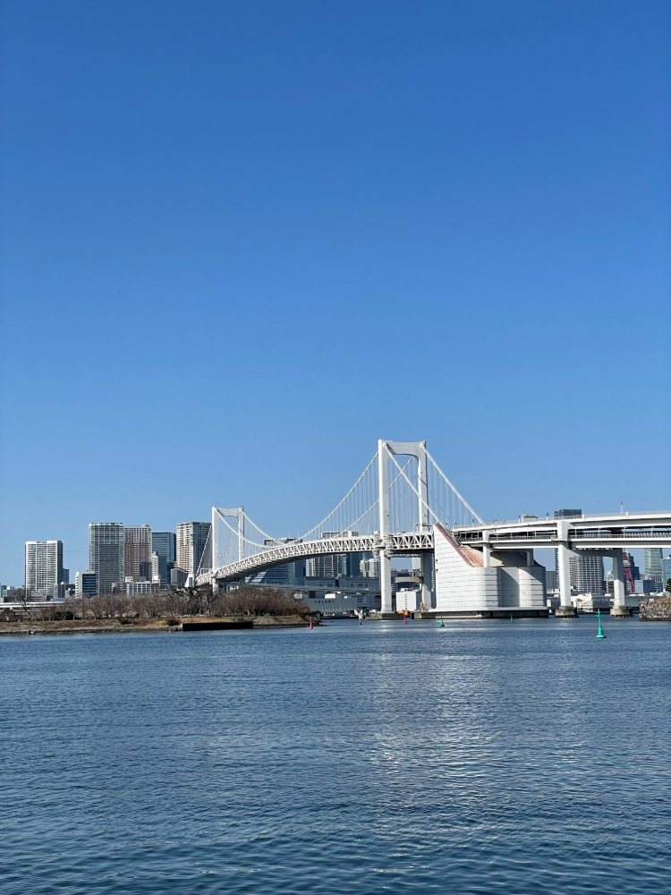 青空と大きな橋