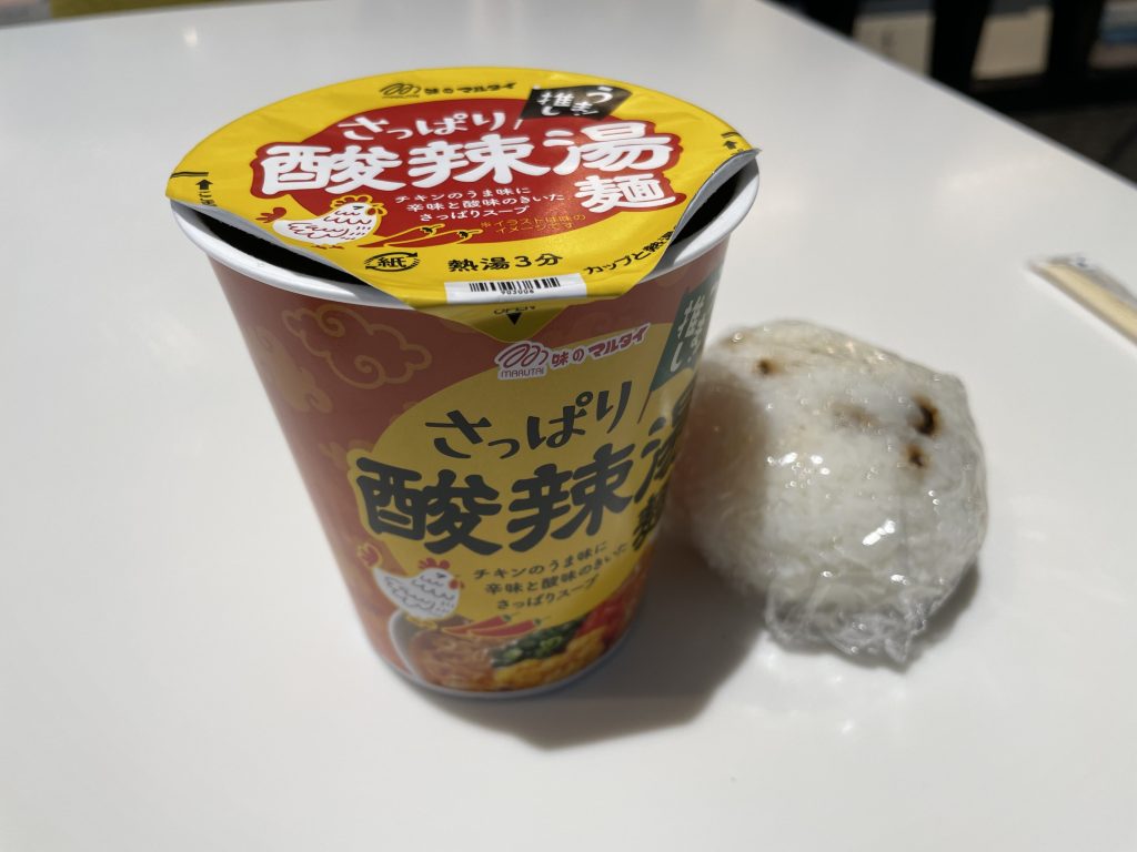 カップ麺とおにぎり