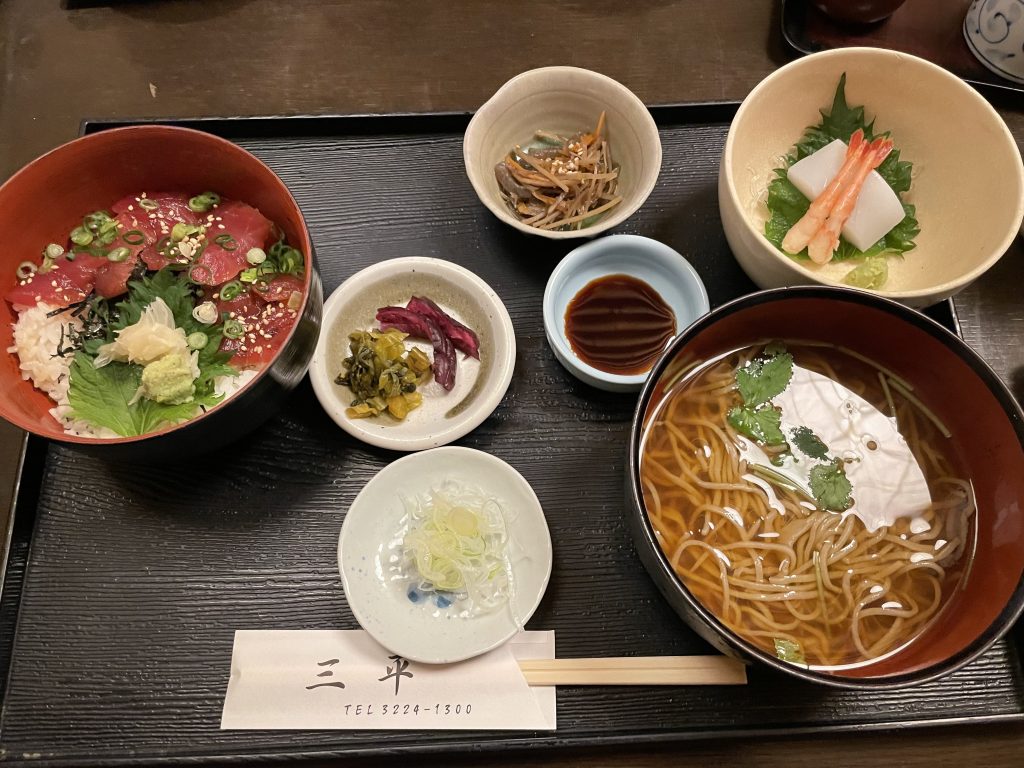 マグロ丼、温かいそば、刺身（海老・イカ）、小鉢、お漬物のセット