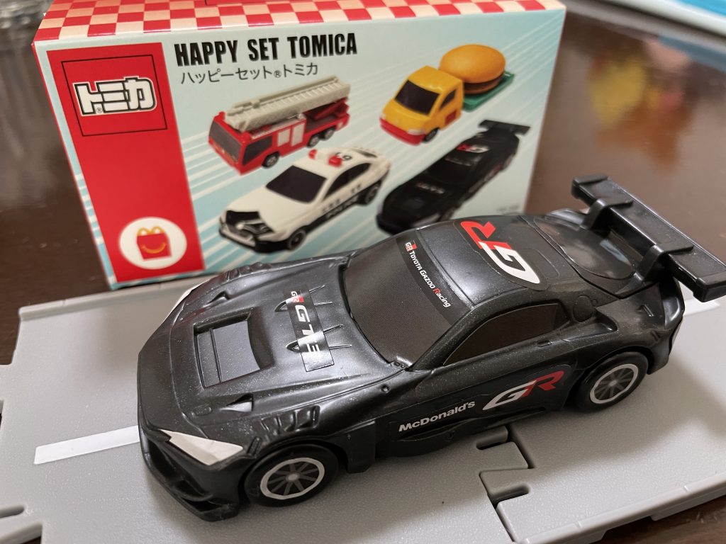 ハッピーセットのGRGT3。道路パネルの上に載っている写真