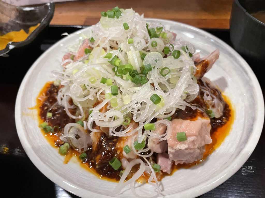 よだれ鶏 付け合せのキャベツや薬味のネギがたっぷり